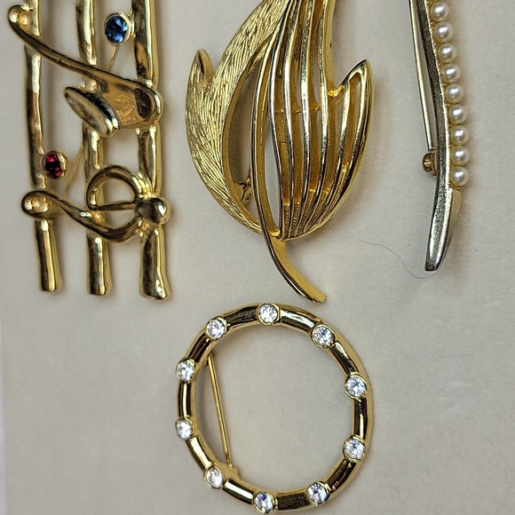 Gold Brooch Set with Rhinestones - Picture 2 of 3